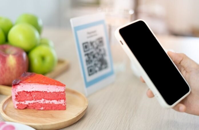 QR-Code-min QR-Codes sind heute allgegenwärtig, besonders seit der Corona-Pandemie, aber sie werden auch von Betrügern genutzt – von Parkautomaten bis Ladesäulen.