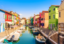 Berühmte Reiseziele, die du 2025 besser meiden solltest Der Reiseführer "Fodor’s" erstellt jährlich eine Liste mit berühmten Reisezielen, die unter den Folgen des Massentourismus leiden.