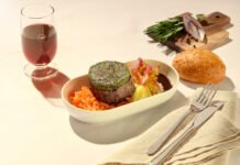 Lufthansa Business Class: Neue Menüs für Kurz- und Mittelstreckenflüge Mit dem neuen Catering-Konzept kommen nicht nur abwechslungsreiche Gerichte an Bord, sondern auch ein praktischer Vorbestellservice / Bild:Steak vom Rinderfilet Kartoffelpüree, Karottengemüse und Röstzwiebeln @DeSoto Studios 017