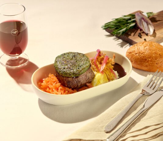 Lufthansa Business Class: Neue Menüs für Kurz- und Mittelstreckenflüge Mit dem neuen Catering-Konzept kommen nicht nur abwechslungsreiche Gerichte an Bord, sondern auch ein praktischer Vorbestellservice / Bild:Steak vom Rinderfilet Kartoffelpüree, Karottengemüse und Röstzwiebeln @DeSoto Studios 017