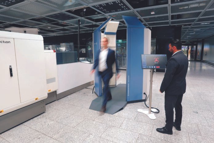 2025_02_03_PM_Frankfurt setzt als weltweit erster Flughafen Walk-Through-Scanner im Regelbetrieb ein (2)-min Der Flughafen Frankfurt nutzt als weltweit Erster Walk-Through-Scanner für schnellere Sicherheitskontrollen.