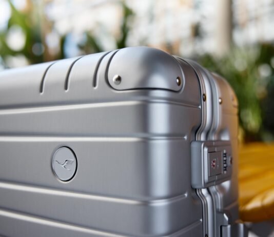 Lufthansas Gepäckservice: Jetzt auch ab Köln Mit Lufthansas neuem Gepäckservice wird dein Koffer direkt bei dir abgeholt und am Flughafen eingecheckt – stressfrei und zeitsparend.