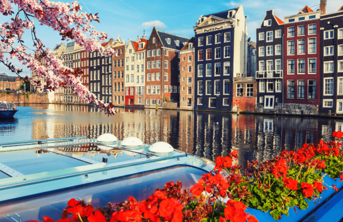 Amsterdam_im_Frühling-min Mit dem Accor Live Limitless Frühjahrsangebot können Mitglieder des Treueprogramms jetzt von zusätzlichen Prämienpunkten profitieren.