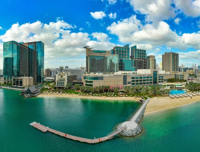 Beach Rotana - Exterior View-min Die Hotelgruppe Rotana ist jetzt Teil der Global Hotel Alliance (GHA). Damit stehen Mitgliedern des Treueprogramms GHA DISCOVERY nun 80 zusätzliche Hotels zur Auswahl. Bild: Beach Rotana Abu Dhabi