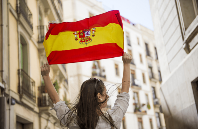 Touristin_in_Spanien-min Planst du eine Reise nach Spanien? Dann solltest du dich über die neuen Regeln für Touristen in Spanien informieren, die ab 2025 gelten.