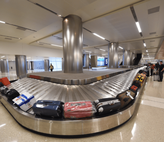 Kofferdiebstahl am Flughafen: Wo es oft passiert Kofferdiebstahl am Flughafen ist ein größeres Risiko, als viele glauben. Ein aktueller Report von AirAdvisor hat die weltweit gefährlichsten Flughäfen für dein Gepäck identifiziert.