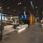 Lufthansa First Class Lounge München eröffnet wieder Die Lufthansa Lounge München ist wieder offen – mit neuem Design, mehr Komfort und Service für First Class Gäste am Flughafen München.