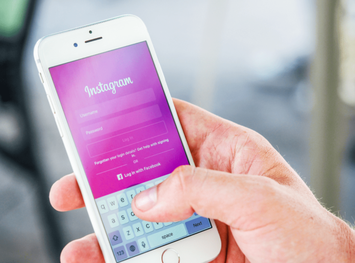Person_mit_Handy_bei_der_Instagra_Anmeldung-min Wyndham Rewards Punkte gewinnen: Jetzt Reiseziel erraten, kreativ kommentieren und 30.000 Punkte für bis zu 2 Gratisnächte sichern.