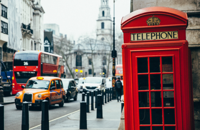 Rote_Telefonzelle Erlebe mit Marriott Bonvoy Moments einen exklusiven Pasta-Kochkurs in Jamie Olivers Kochschule inklusive Hotelnacht in London.