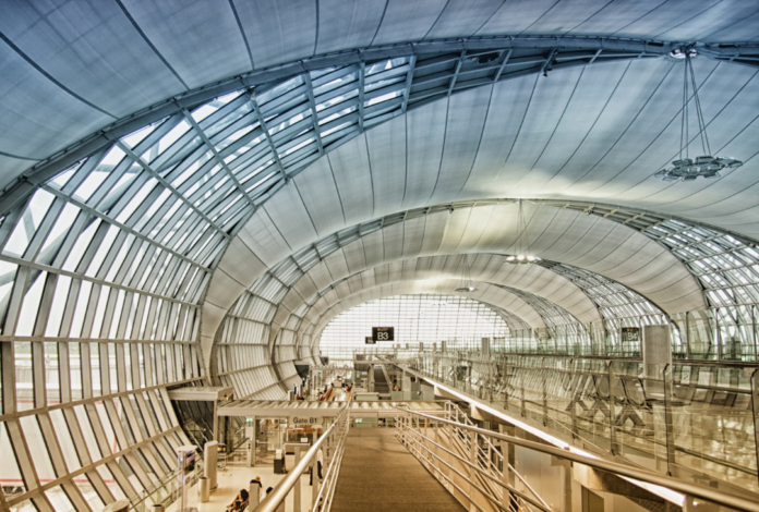 Suvarnabhumi_airport_in_Bangkok Die Fluggastrechte in Thailand wurden gestärkt. Neue Gesetze regeln Entschädigungen bei Verspätung, Annullierung und verweigertem Boarding.