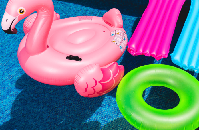 Aufblasbarer_Flamingo_und_grüner_Schwimmring_am_Pool-min Bis zu 16.000 Punkte sichern mit der Hyatt Stay More Aktion – gültig für Aufenthalte vom 10. Juni bis 7. September 2025 weltweit.