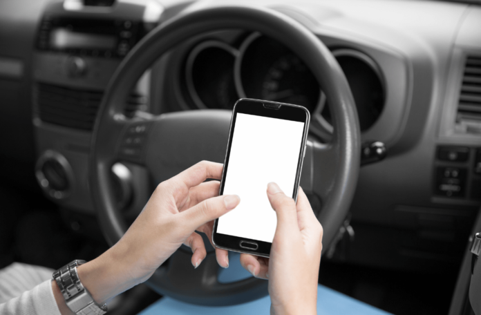 Hände_beim_telefonieren_im_Auto-min Marriott Punkte mit Uber sammeln und Silver Elite Status sichern – mit Uber One Jahresabo und verknüpftem Konto in den USA jetzt möglich.