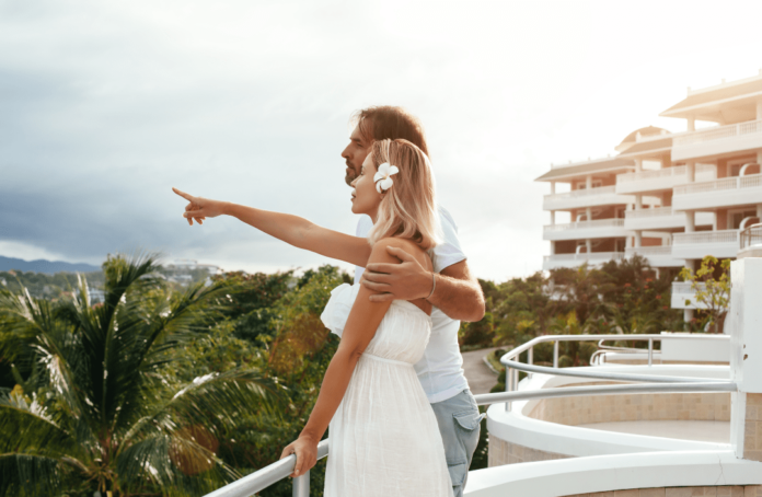 Paar_im_tropischen_Hotel-min DISCOVERY Dollar Bonusaktion: Sichere dir 30 D$ für Aufenthalte bis 30. Juli 2025 bei Anantara, NH, Avani, Tivoli und weiteren Marken.