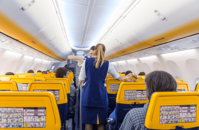 Stewardess_serviert_Passagiere_auf_Ryanair_Flugzeug-min Billigflieger am Ende – das ist die Meinung von Scott Kirby, Chef der US-Fluggesellschaft United Airlines.