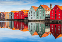 Norwegen Touristensteuer: Neue Abgabe soll Overtourism stoppen Norwegen führt ab 2026 eine Touristensteuer von bis zu 3 % ein – als Antwort auf Overtourism und zur Finanzierung lokaler Infrastruktur.