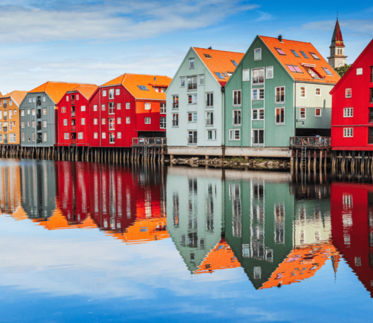 Norwegen Touristensteuer: Neue Abgabe soll Overtourism stoppen Norwegen führt ab 2026 eine Touristensteuer von bis zu 3 % ein – als Antwort auf Overtourism und zur Finanzierung lokaler Infrastruktur.