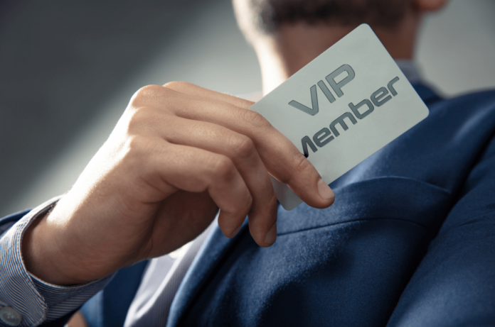 VIP-Mitgliedskarte-in-der-Hand-eines- eleganten-Mannes-min Upgrade auf GHA DISCOVERY Elite-Status sichern & 500 D$ Bonus erhalten – nur bis 10. Juli 2025. Mehr Vorteile für deine Reisen!