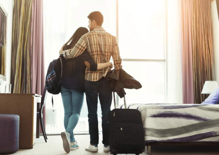 junges_Paar_in_einem_Hotelzimmer-min Bis zu 10.000 Punkte sammeln bei Aufenthalten in 2, 3 oder 4 verschiedenen Hotelmarken – nur bis 26.09.2025!