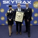 Lufthansa mit World Airline Awards 2025 ausgezeichnet Heiko Reitz, Chief Customer Officer (CCO) von Lufthansa Airlines, nimmt bei den Skytrax World Airline Awards 2025 die Auszeichnung für die familienfreundlichste Fluggesellschaft der Welt entgegen.