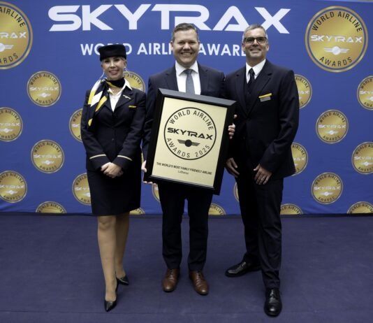 Lufthansa mit World Airline Awards 2025 ausgezeichnet Heiko Reitz, Chief Customer Officer (CCO) von Lufthansa Airlines, nimmt bei den Skytrax World Airline Awards 2025 die Auszeichnung für die familienfreundlichste Fluggesellschaft der Welt entgegen.