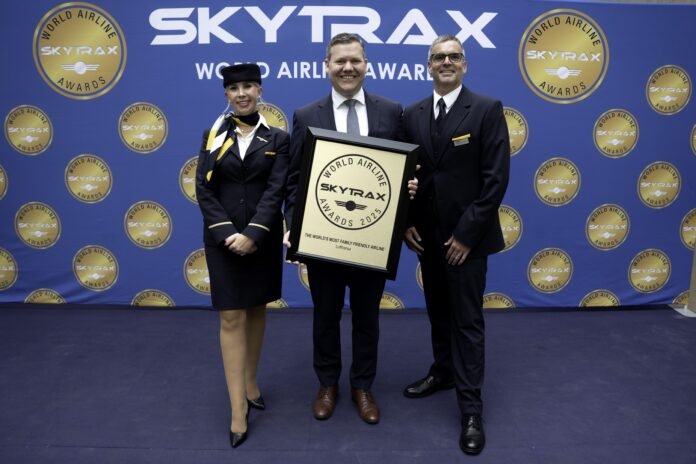Heiko Reitz, Chief Customer Officer (CCO) von Lufthansa Airlines, nimmt bei den Skytrax World Airline Awards 2025 die Auszeichnung für die familienfreundlichste Fluggesellschaft der Welt entgegen.