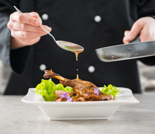 Marriott Bonvoy Moments: Gourmet Odyssey in Berlin Bei der Six-Course Gourmet Odyssey in Berlin genießt du ein exklusives Menü über sechs Gänge hinweg – verteilt auf drei renommierte Restaurants der Hauptstadt.