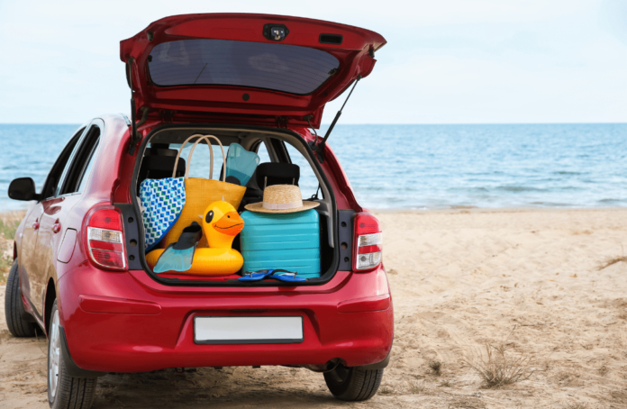 Rotes_Auto_mit_Gepäck_am_Strand-min Hertz Mietwagenaktion mit Miles & More: Jetzt 15 Meilen pro Euro sichern + 500 Meilen extra. Nur bei Buchung bis 31.07.2025.
