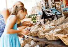 Lebensmittel aus dem Urlaub: Was wirklich mit nach Hause darf Lebensmittel aus dem Urlaub mitbringen? Erfahre, was erlaubt ist, welche Mengen gelten und wann Probleme beim Zoll drohen können.