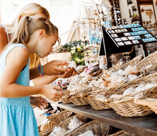 Lebensmittel aus dem Urlaub: Was wirklich mit nach Hause darf Lebensmittel aus dem Urlaub mitbringen? Erfahre, was erlaubt ist, welche Mengen gelten und wann Probleme beim Zoll drohen können.