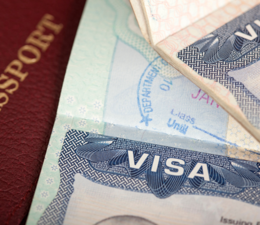 USA Visa Gebühr: neue Zusatzkosten für US-Reisende geplant Künftig sollen 250 $ zusätzlich für viele US-Visumanträge fällig werden. Wer betroffen ist und was geplant ist.