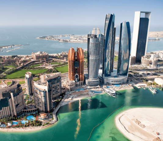 Disney Abu Dhabi: Konkurrenz für Orlando? Disney Abu Dhabi eröffnet auf Yas Island. Was der neue Freizeitpark bedeutet und warum er Orlando Konkurrenz machen könnte.