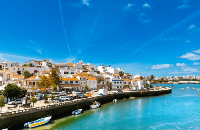 Mit dem Portugal Stopover erlebst du Lissabon oder Porto kostenlos – plus 50 % Rabatt auf Inlandsflüge und viele Partnerangebote.