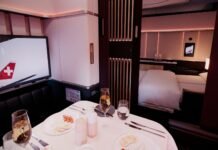 Swiss First Grand Suite: Drei Sitze für Luxus über den Wolken Swiss präsentiert die neue First Grand Suite: Drei First-Sitze werden zum exklusiven Loft über den Wolken. Start 2026 in der A350-Flotte.