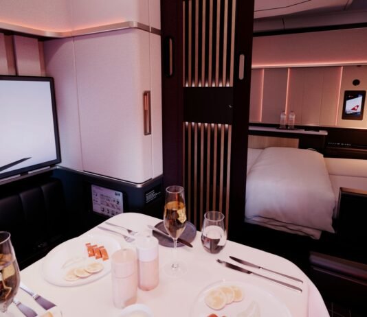 Swiss First Grand Suite: Drei Sitze für Luxus über den Wolken Swiss präsentiert die neue First Grand Suite: Drei First-Sitze werden zum exklusiven Loft über den Wolken. Start 2026 in der A350-Flotte.