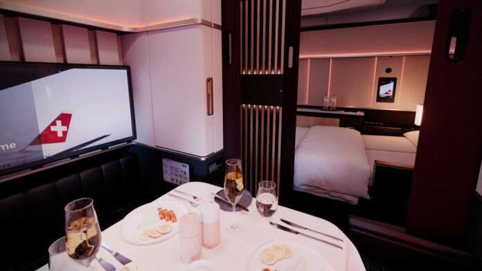 Swiss präsentiert die neue First Grand Suite: Drei First-Sitze werden zum exklusiven Loft über den Wolken. Start 2026 in der A350-Flotte.