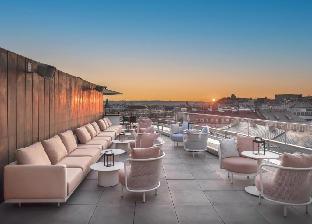 Sonnenuntergänge und lateinamerikanisch-japanische Fusionküche im ABOVE Rooftop
W Prague | Tschechien