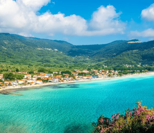 Deutsche entdecken Griechenlands neue Insel-Lieblinge Deutsche Urlauber entdecken neue Inseltrends in Griechenland. Günstiger, ruhiger und fern vom Übertourismus.