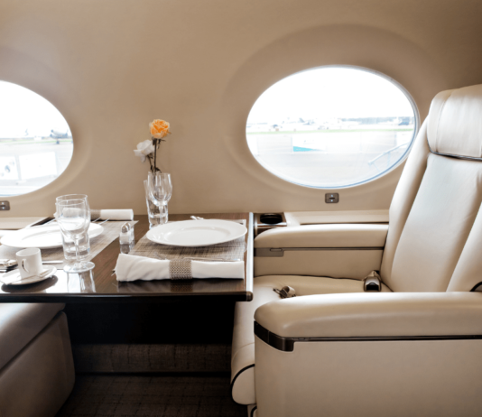 Miles & More Upgrade Award einfach erklärt Erfahre, wie du mit dem Miles & More Upgrade Award bei Lufthansa, SWISS oder Austrian dein Ticket auf Business oder First Class upgraden kannst.