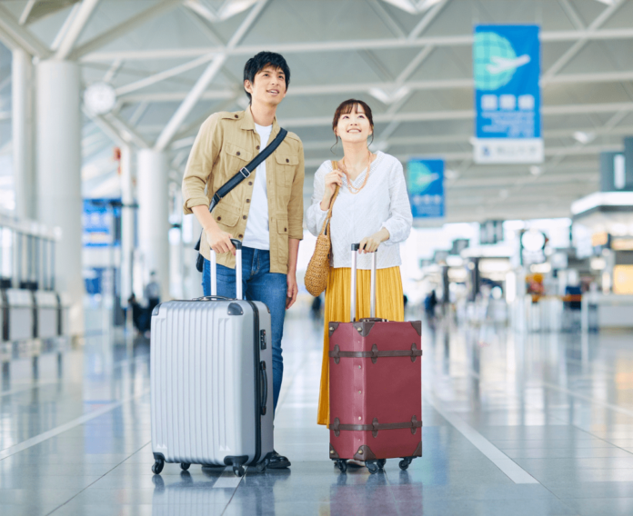 Glückliche_Reisende_am_Flughafen-min Seit dem 1. Oktober 2025 können Mitglieder von Flying Blue und Bangkok Airways erstmals Meilen gegenseitig sammeln und einlösen.