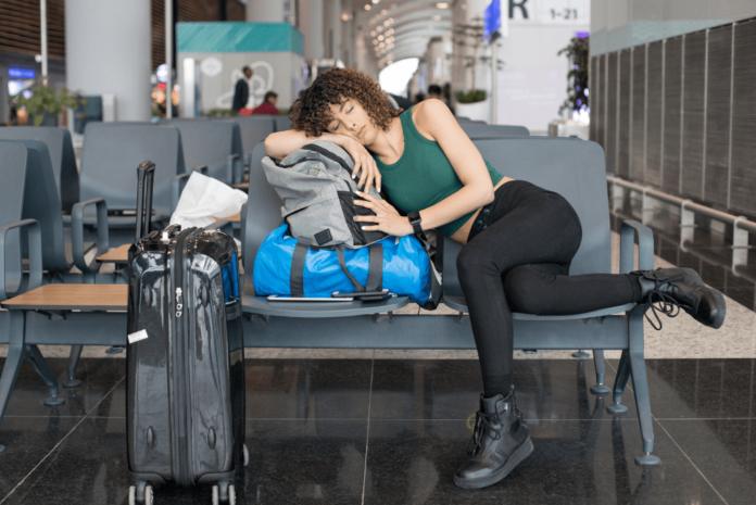 Junger_Reisender_schläft_am_Flughafen-min Lufthansa Studententarif ist ein neuer Flugtarif für Studierende mit zusätzlichen Vorteilen und günstigeren Konditionen weltweit.