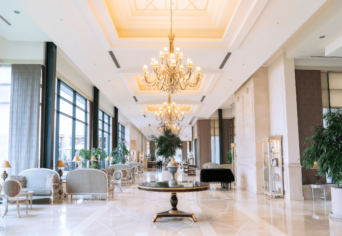 Lobby-eines-luxuriösen-Fünf-Sterne-Hotels-min Entdecke Lanson Place und erhalte 30 D$ Bonus bei deinem ersten Aufenthalt – dank der GHA Lanson Place Bonusaktion.