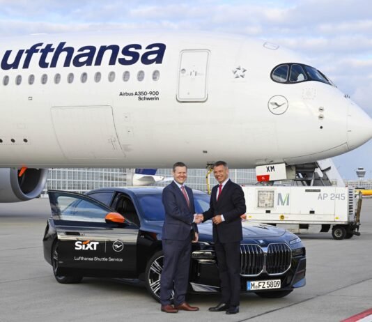Lufthansa First Class Limousinen-Service startet neue Kooperation mit SIXT Neuer Luxus am Boden. Lufthansa und SIXT bieten First Class Gästen einen gemeinsamen Limousinen-Service. / Bildquelle: Lufthansa