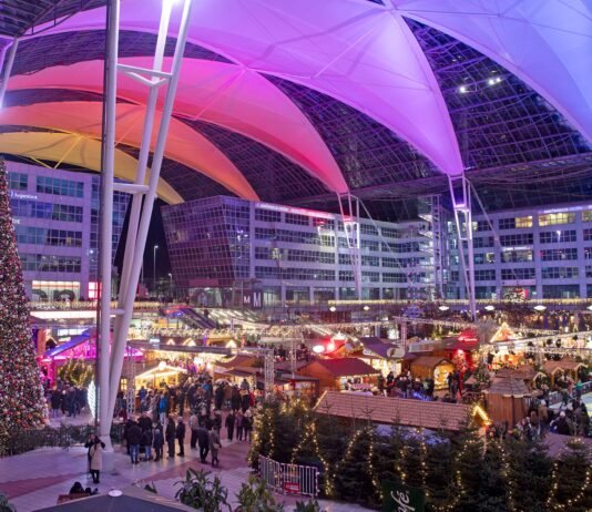 Der Weihnachtsmarkt am Flughafen München feiert sein 25. Jubiläum Der Weihnachtsmarkt am Münchner Flughafen sorgt auch in diesem Jahr wieder für festliche Stimmung.