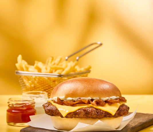 Discover Airlines präsentiert neue Snacks an Bord Discover Airlines neue Snacks sorgen für mehr Auswahl an Bord mit Smashburger und Pizza für Economy Gäste. Bildquelle: Discover Airlines