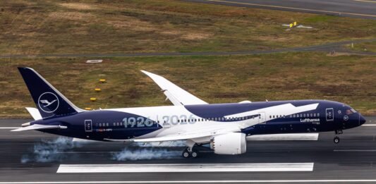 Das Lufthansa Jubiläumsflugzeug landet in Frankfurt Das Lufthansa Jubiläumsflugzeug landet in Frankfurt. Boeing 787-9 mit Sonderlackierung zum 100-jährigen Bestehen.