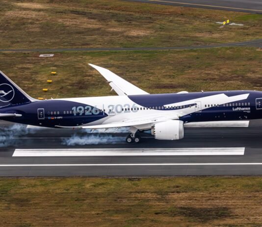 Das Lufthansa Jubiläumsflugzeug landet in Frankfurt Das Lufthansa Jubiläumsflugzeug landet in Frankfurt. Boeing 787-9 mit Sonderlackierung zum 100-jährigen Bestehen.