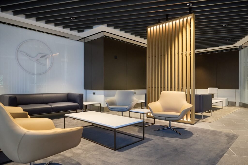 Moderner Wartebereich im Lufthansa Premium Check-in Bereich