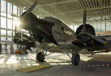 Lufthansa Group Hangar One zeigt Ju 52 und Super Star Zwei Ikonen der Luftfahrt ziehen in den neuen Lufthansa Group Hangar One am Frankfurter Flughafen ein.