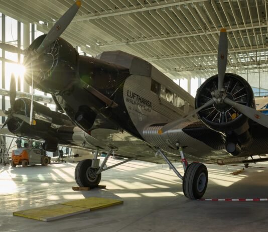 Lufthansa Group Hangar One zeigt Ju 52 und Super Star Zwei Ikonen der Luftfahrt ziehen in den neuen Lufthansa Group Hangar One am Frankfurter Flughafen ein.