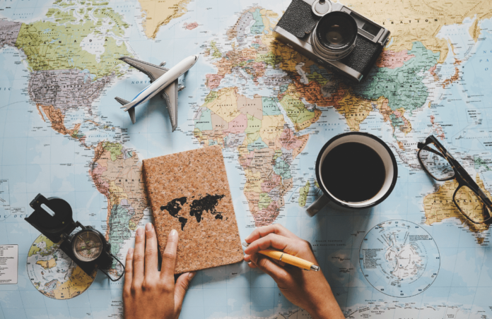 Günstig reisen 2026 gelingt mit der richtigen Planung. Tipps zu Zielen, Transport, Essen und Unterkunft für mehr Urlaub fürs Geld.